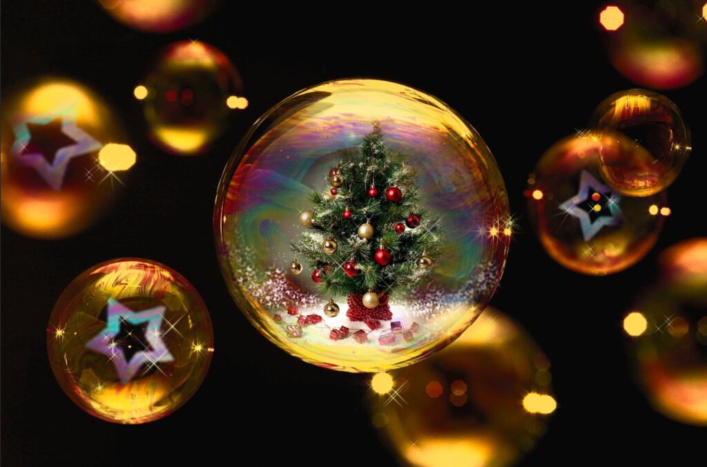 Weihnachtskugel mit Baum