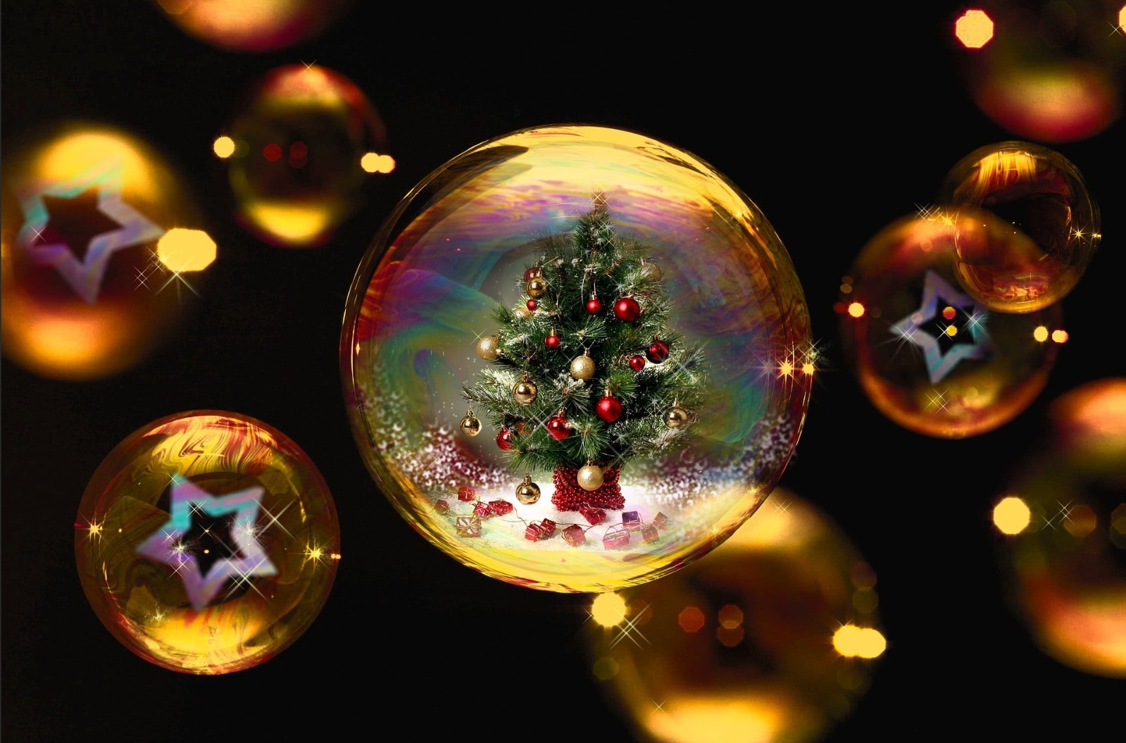 Weihnachtskugel mit Baum